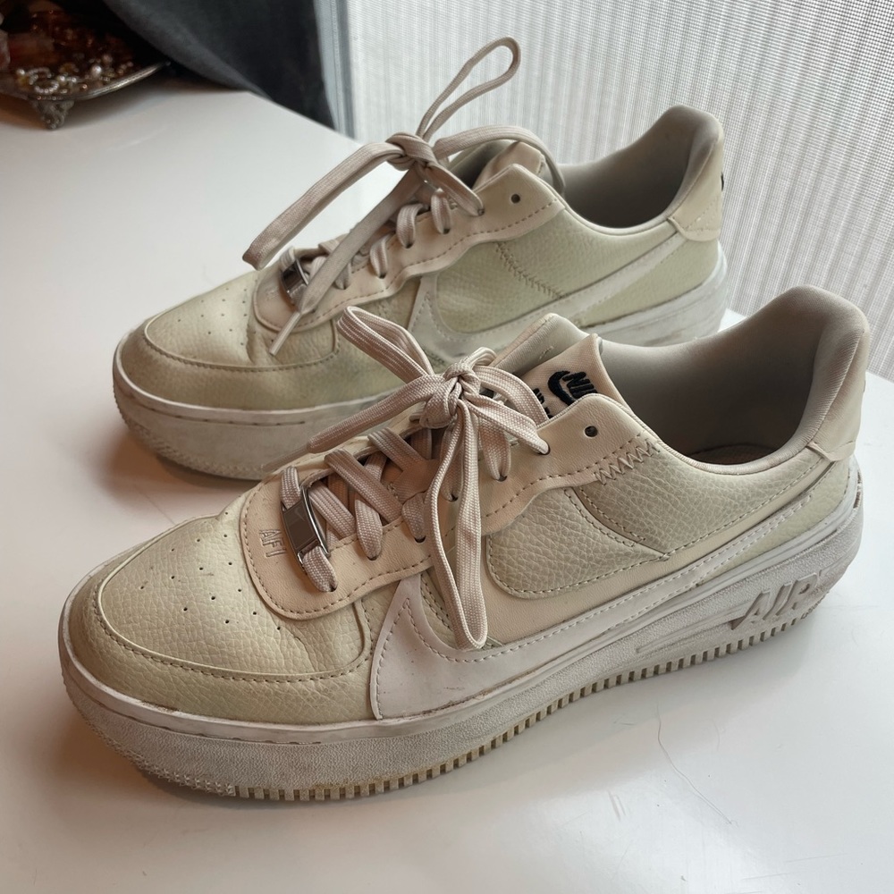 Neutral Nike AF1